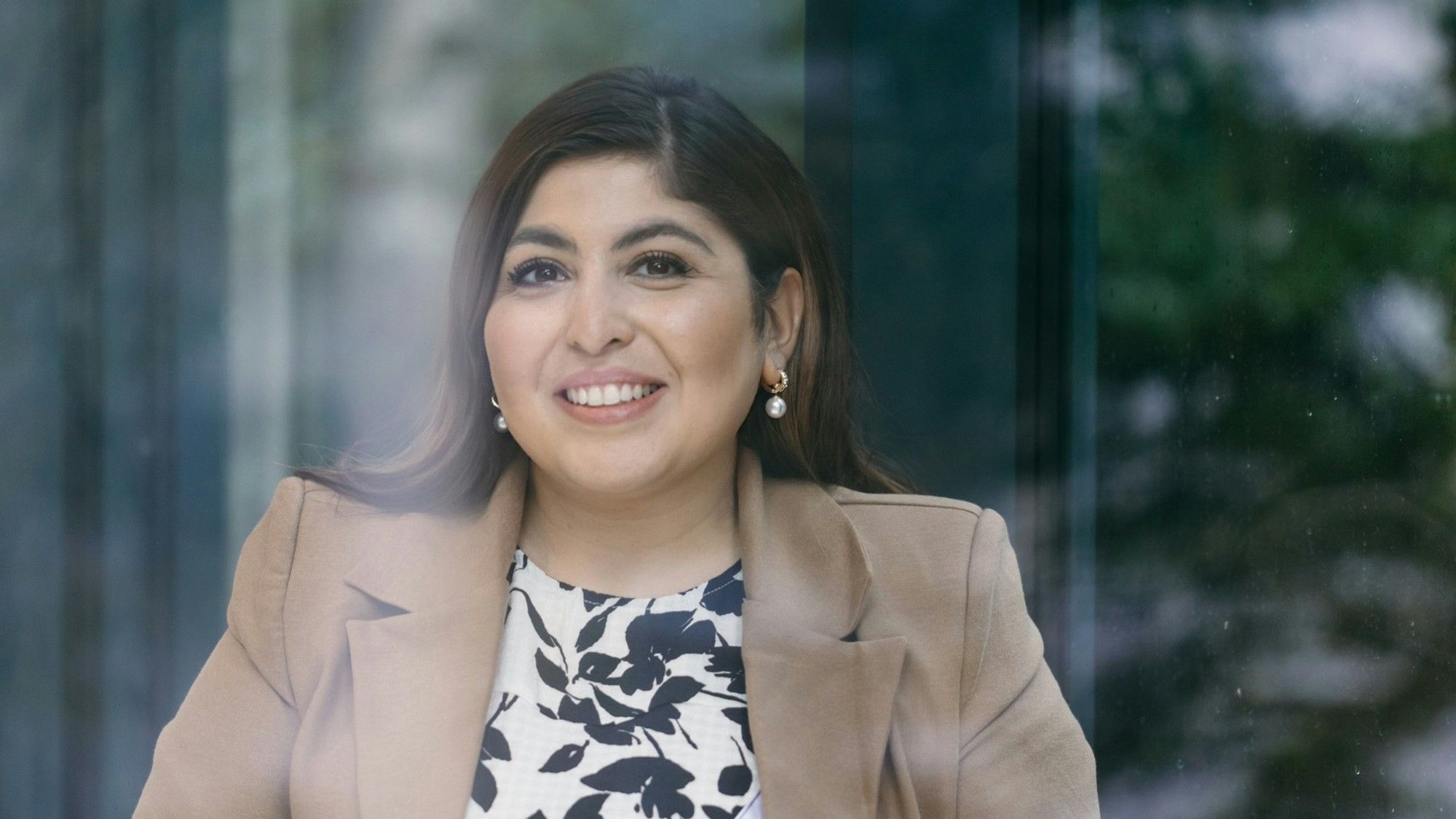 Die Kölner Dozentin und Lehrerin Bahar Aslan ist im Porträt zu sehen. Sie lächelt in die Kamera.