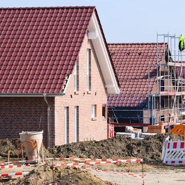 Das Bild zeigt mehrere im Bau befindliche Einfamilienhäuser.