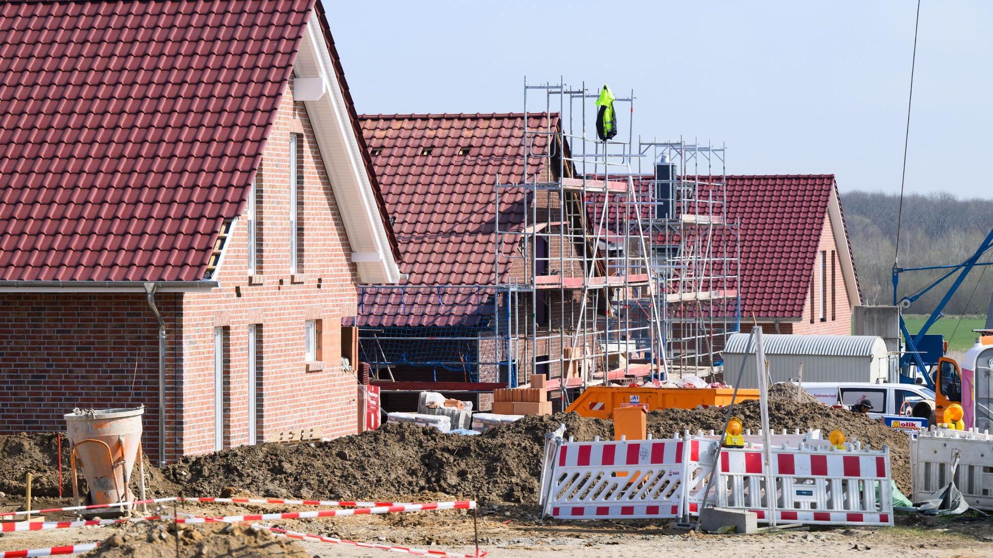 Mehrere Baustellen von fast fertigen Häusern werden auf dem Foto gezeigt.