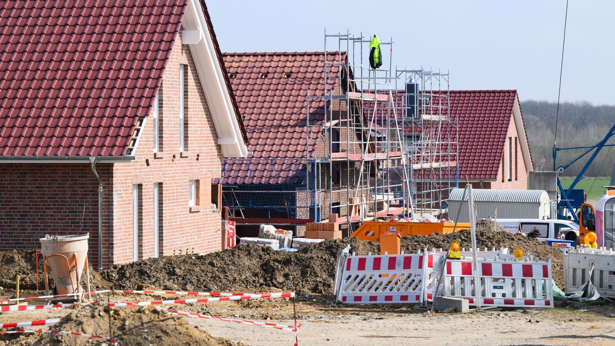 Das Bild zeigt mehrere im Bau befindliche Einfamilienhäuser.