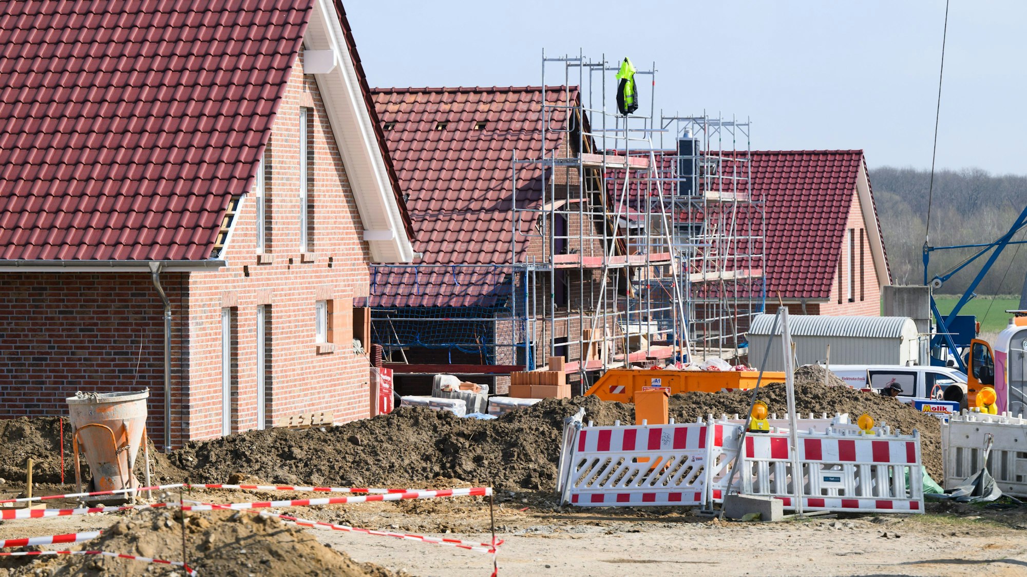 Das Bild zeigt mehrere im Bau befindliche Einfamilienhäuser.