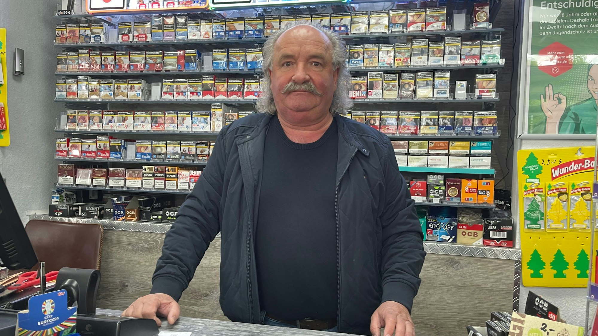 Ein Linienbus steht an einer Wand, seine Front ist eingedrückt.