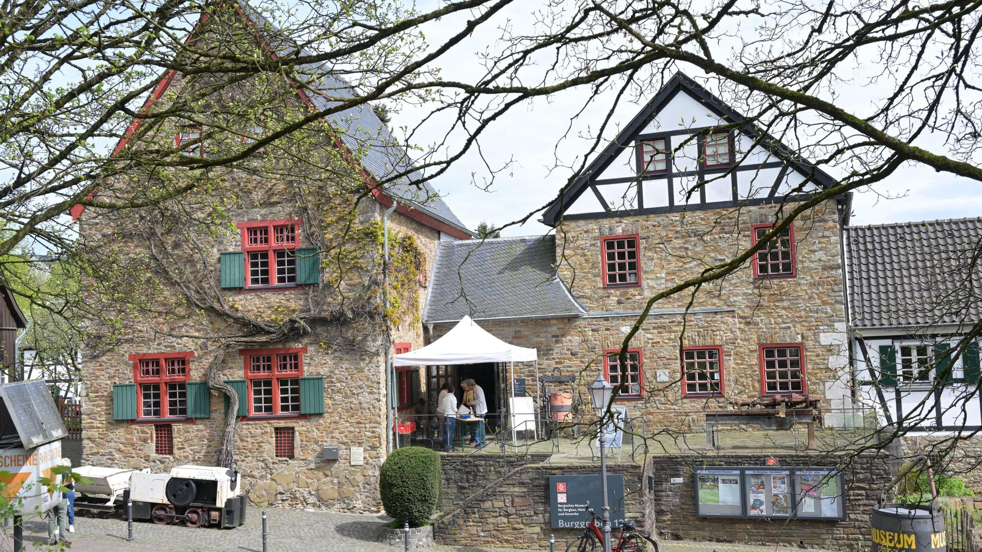 Das historische Gebäude, zum Teil mit Fachwerk, von außen.