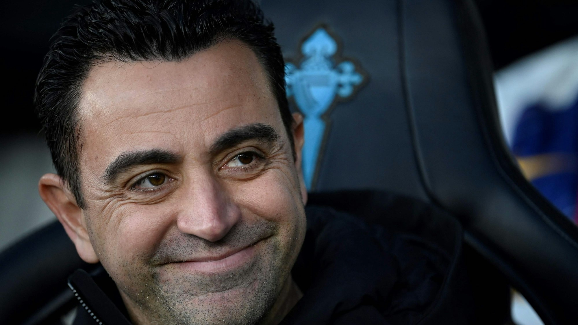 Barcelonas spanischer Trainer Xavi lächelt am Spielfeldrand vor dem spanischen Ligaspiel zwischen dem RC Celta de Vigo und dem FC Barcelona.