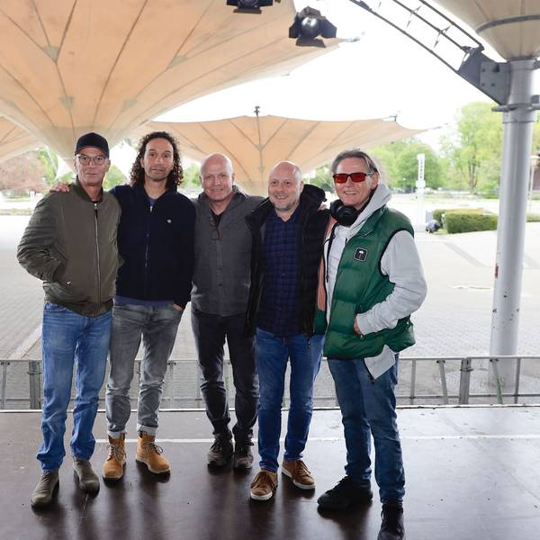 Die fünf Bandmitglieder stehen auf der Bühne im Tanzbrunnen und schauen in die Kamera.
