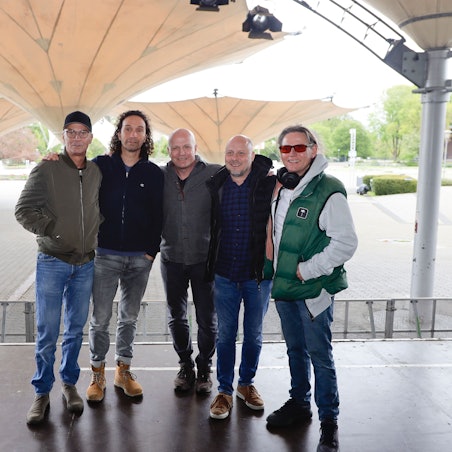 Die fünf Bandmitglieder stehen auf der Bühne im Tanzbrunnen und schauen in die Kamera.