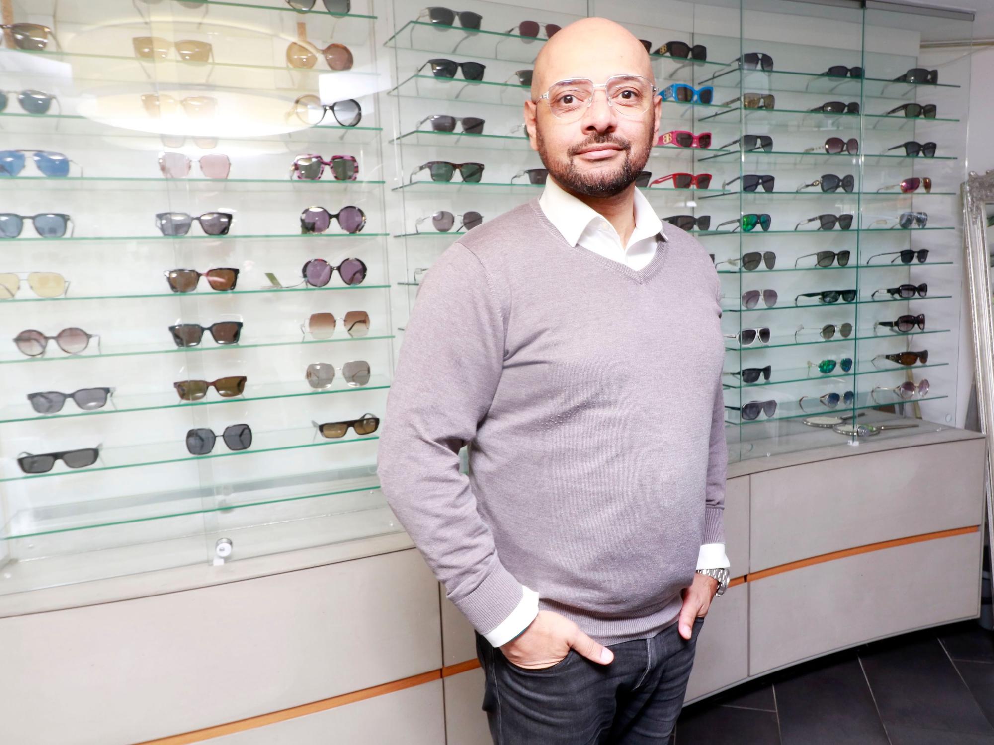 Nach dem Diebstahl an Ostern sind die Vitrinen von Optiker Eduardo Engehausen inzwischen wieder gefüllt.