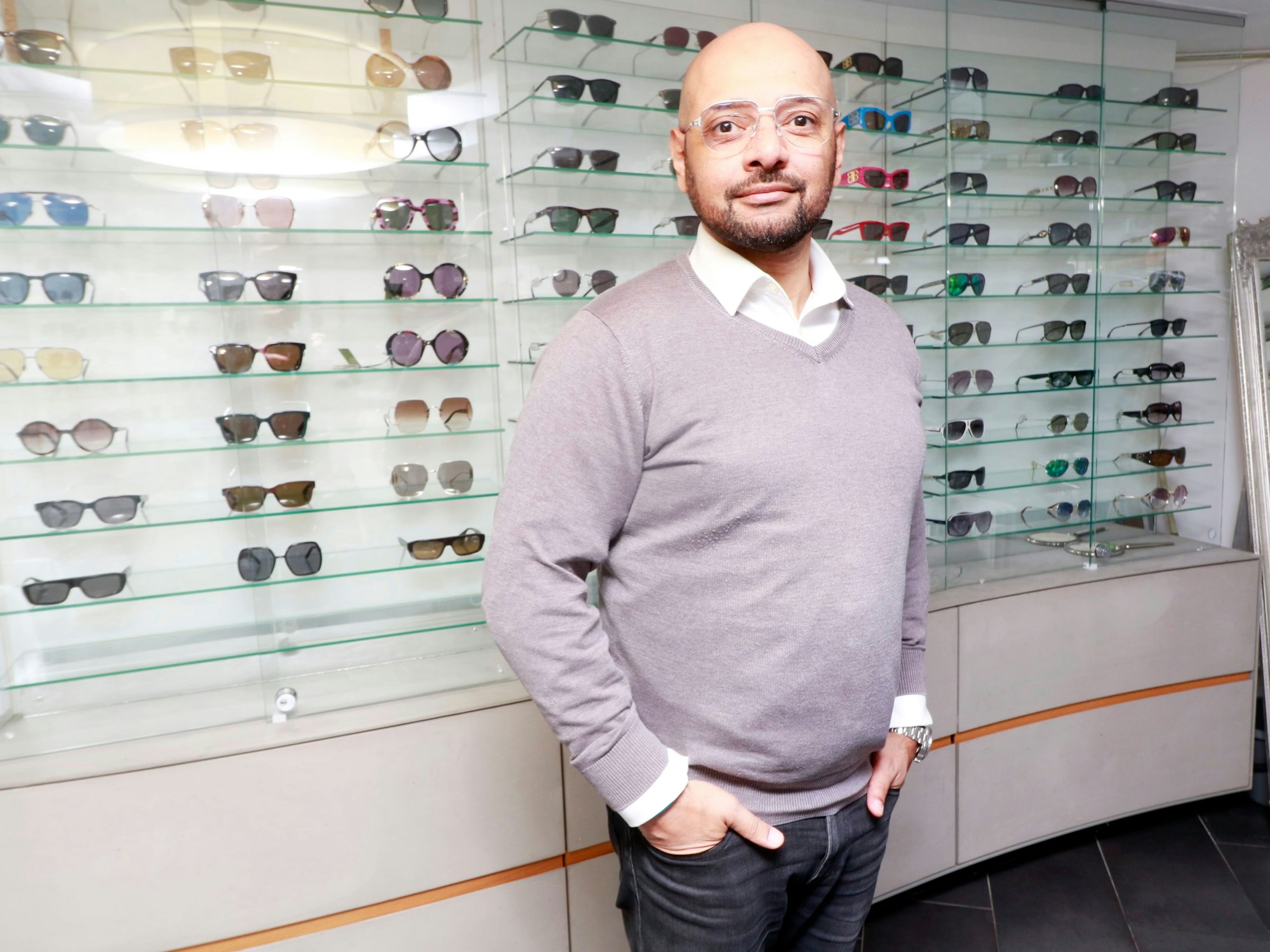 Nach dem Diebstahl an Ostern sind die Vitrinen von Optiker Eduardo Engehausen inzwischen wieder gefüllt.