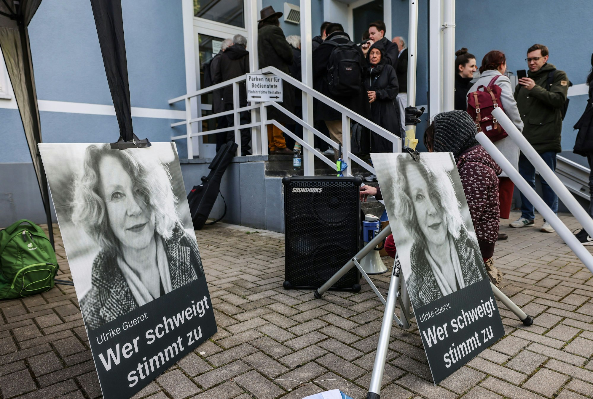 24.04.2024, Nordrhein-Westfalen, Bonn: Demonstranten stehen vor dem Arbeitsgericht in Bonn. Der Streit um die Kündigung der Politologin Ulrike Guérot wird vor dem Arbeitsgericht Bonn verhandelt. Foto: Oliver Berg/dpa +++ dpa-Bildfunk +++