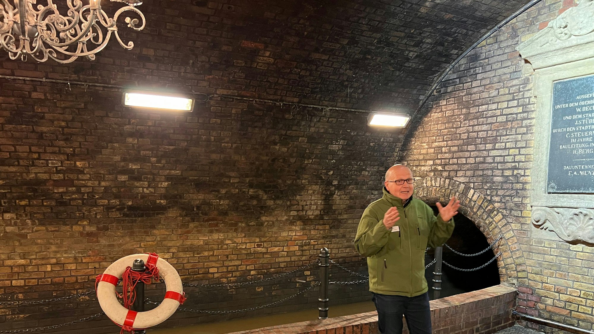 Tourguide Stefan Schmitz von den Stadtentwässerungsbetrieben Köln steht im Kronleuchtersaal in der Kölner Kanalisation.