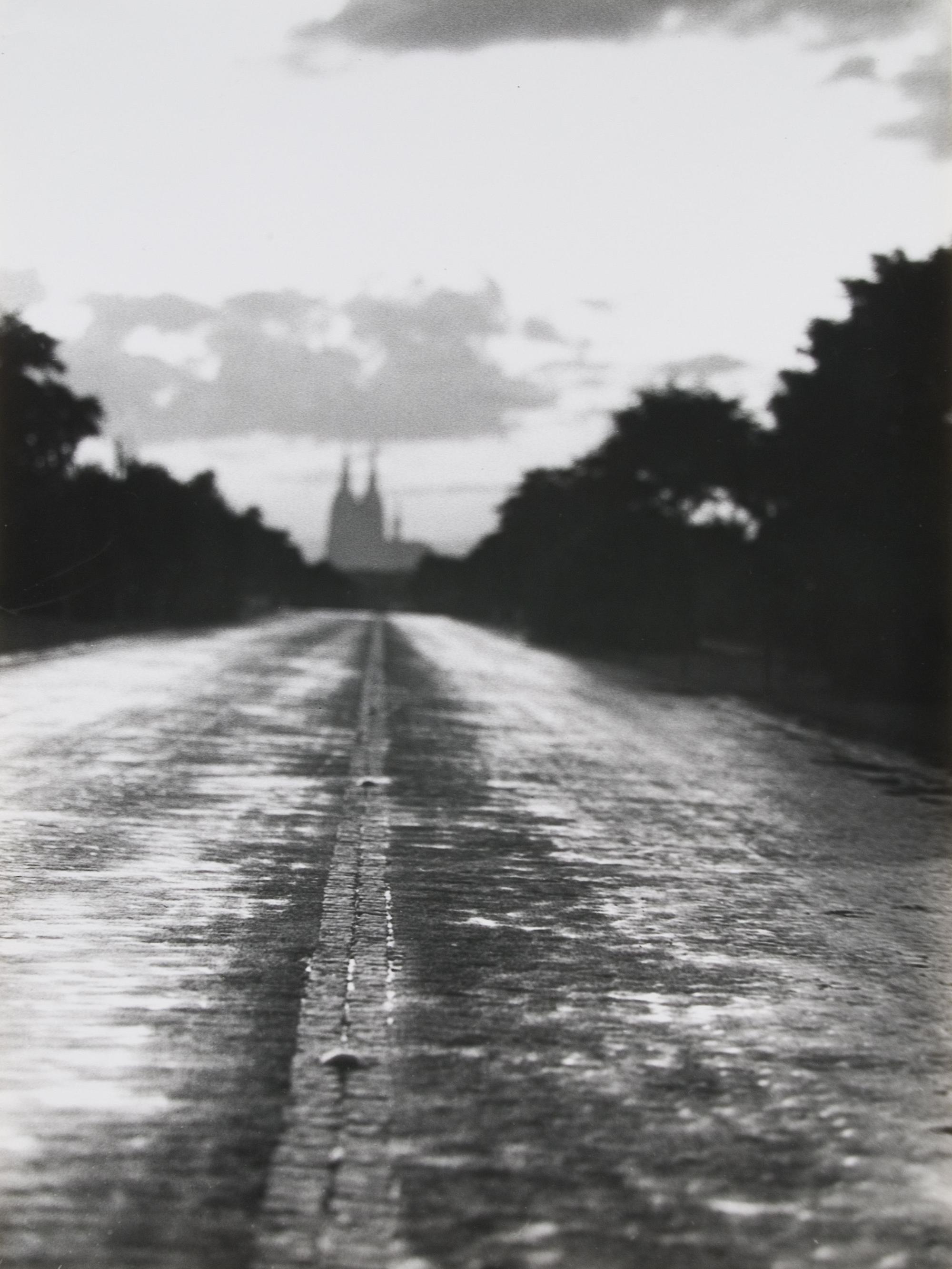 Am Ende einer Straße ist am Horizont der Kölner Dom zu sehen.
