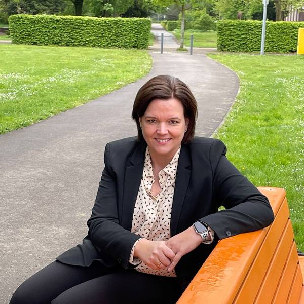 Saskia Lagemann (Sparkasse Leverkusen) auf der orangefarbenen Zonta-Bank.