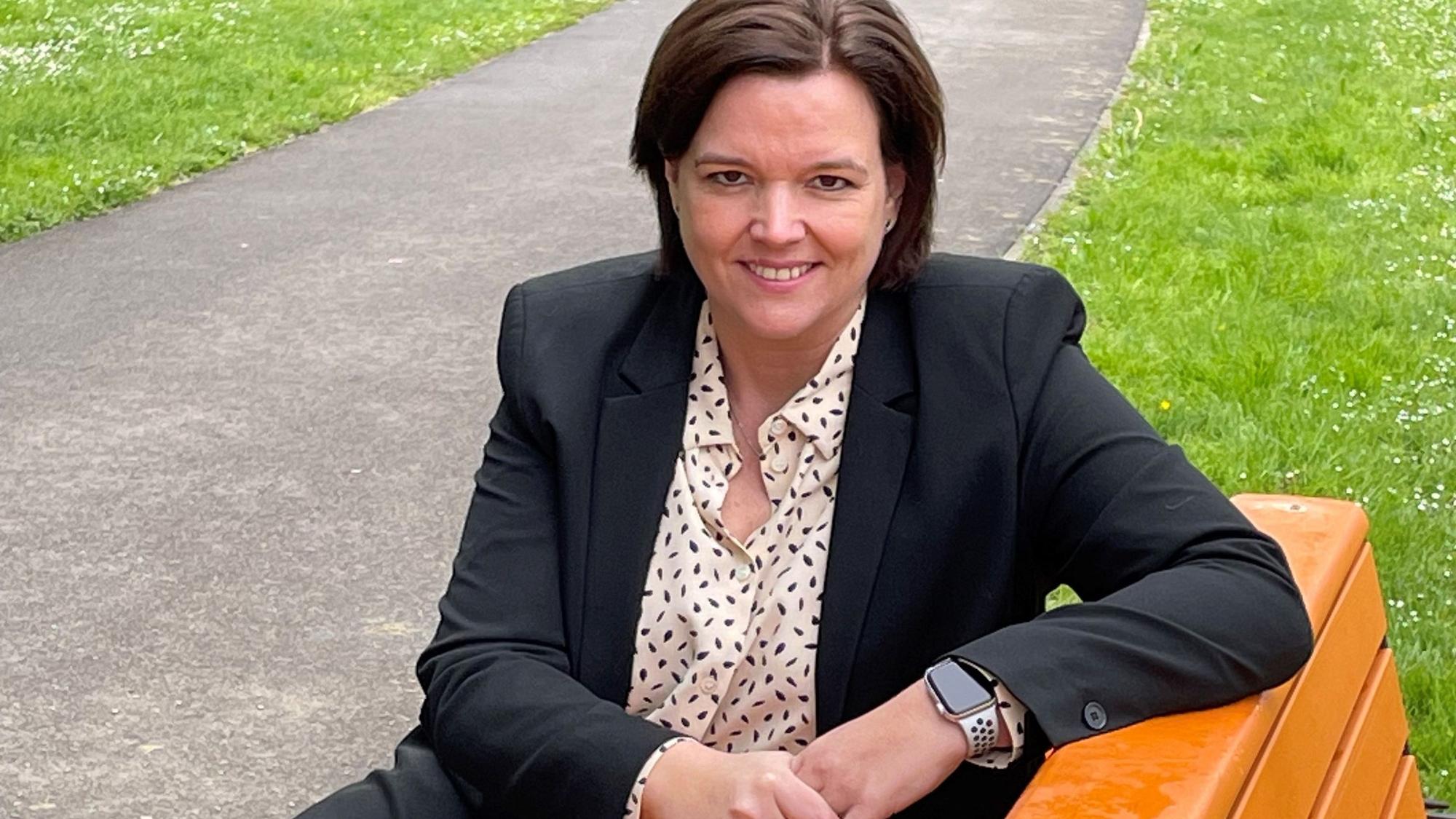 Saskia Lagemann (Sparkasse Leverkusen) auf der orangefarbenen Zonta-Bank.