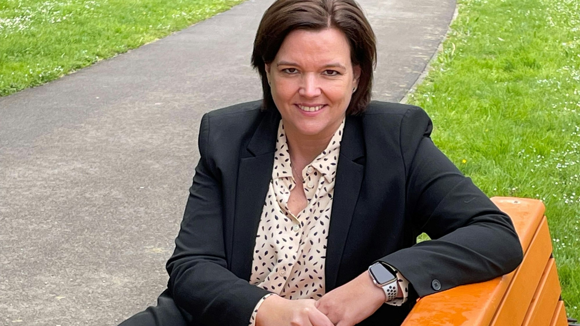 Saskia Lagemann (Sparkasse Leverkusen) auf der orangefarbenen Zonta-Bank.