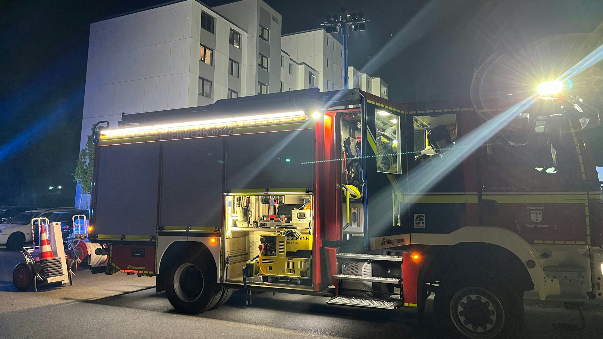 Nach dem Brand eines Untertischgeräts in der Küche ist eine Erdgeschosswohnung in einem Mehrfamilienhaus am Oleanderweg in Friedrich-Wilhelms-Hütte vorläufig unbewohnbar.
