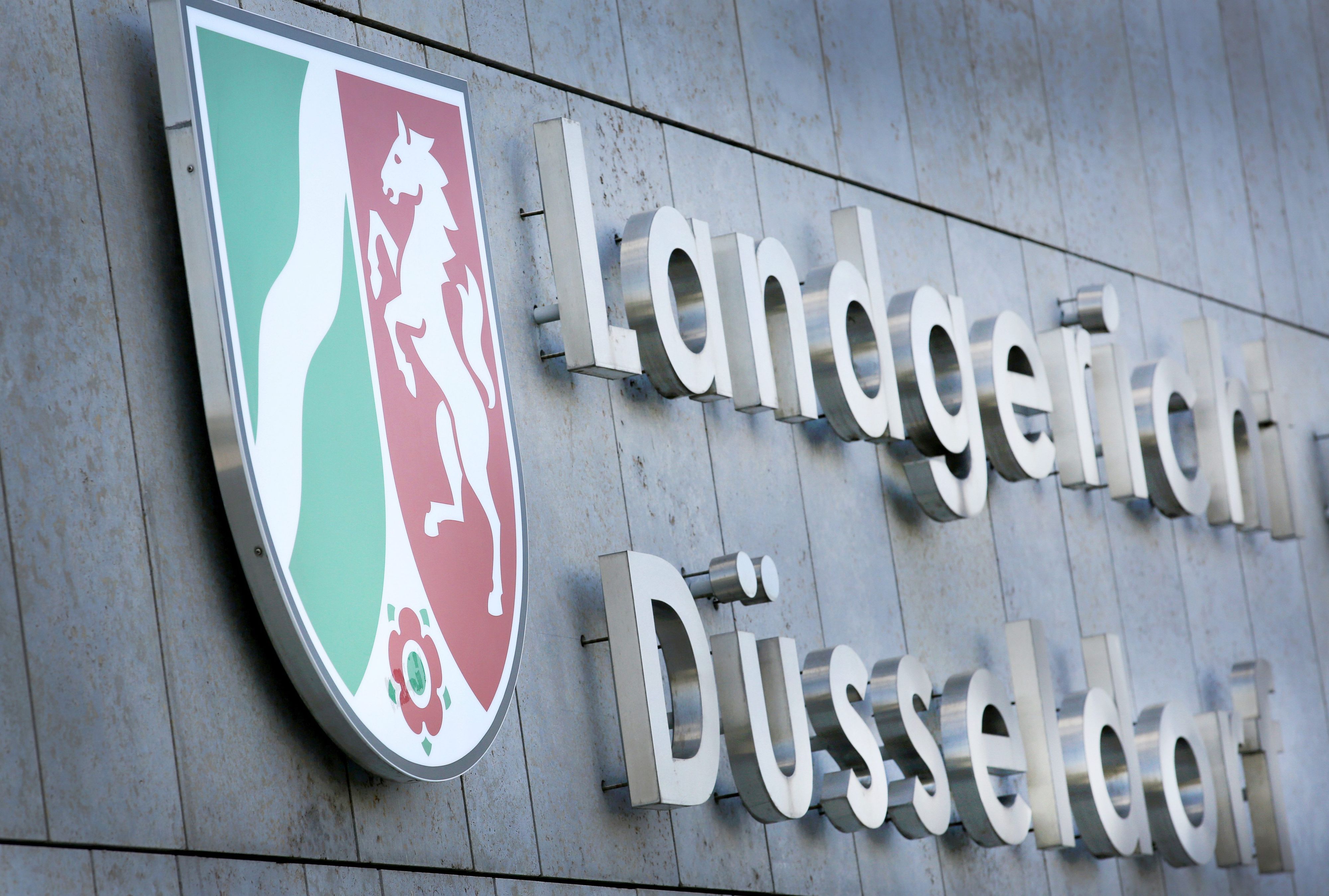 Düsseldorf: Die Aufschrift „Landgericht Düsseldorf“ steht am Gebäude des Landgerichts.