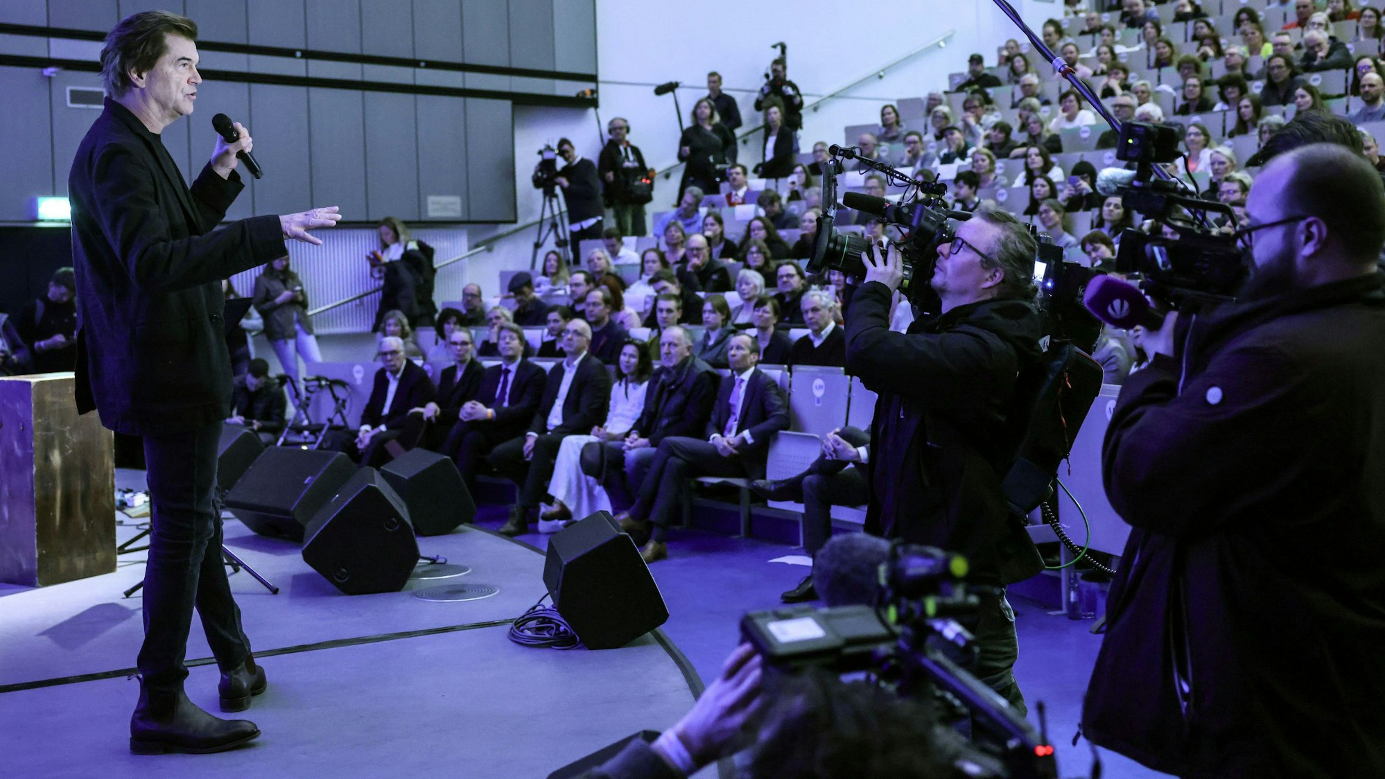 Toten-Hosen-Sänger Campino als Gastprofessor im Hörsaal der Heinrich-Heine-Universität Düsseldorf, hier bei seiner ersten Vorlesung am 2. April.