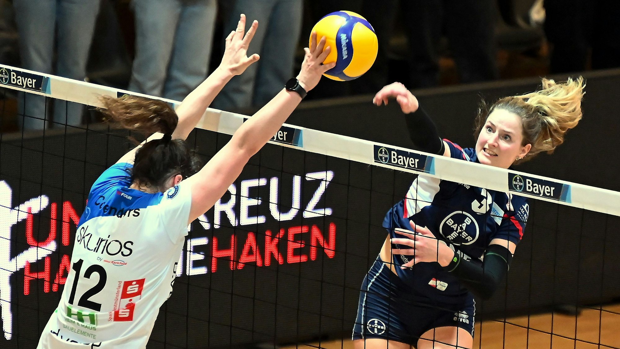 12.04.2024, Volleyball-Bayer Volleys - Borken
rechts: Sarah Overländer (Bayer)
Foto: Uli Herhaus