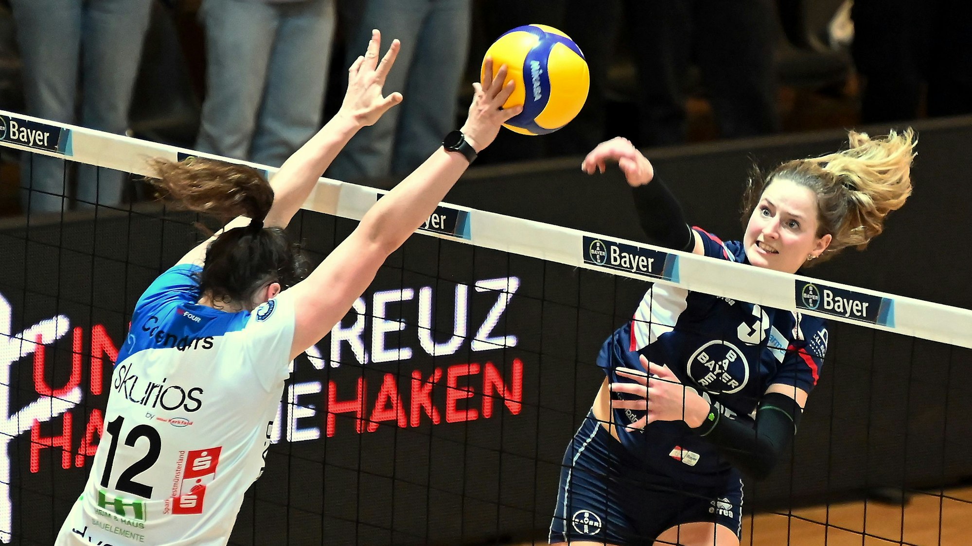 12.04.2024, Volleyball-Bayer Volleys - Borken
rechts: Sarah Overländer (Bayer)
Foto: Uli Herhaus