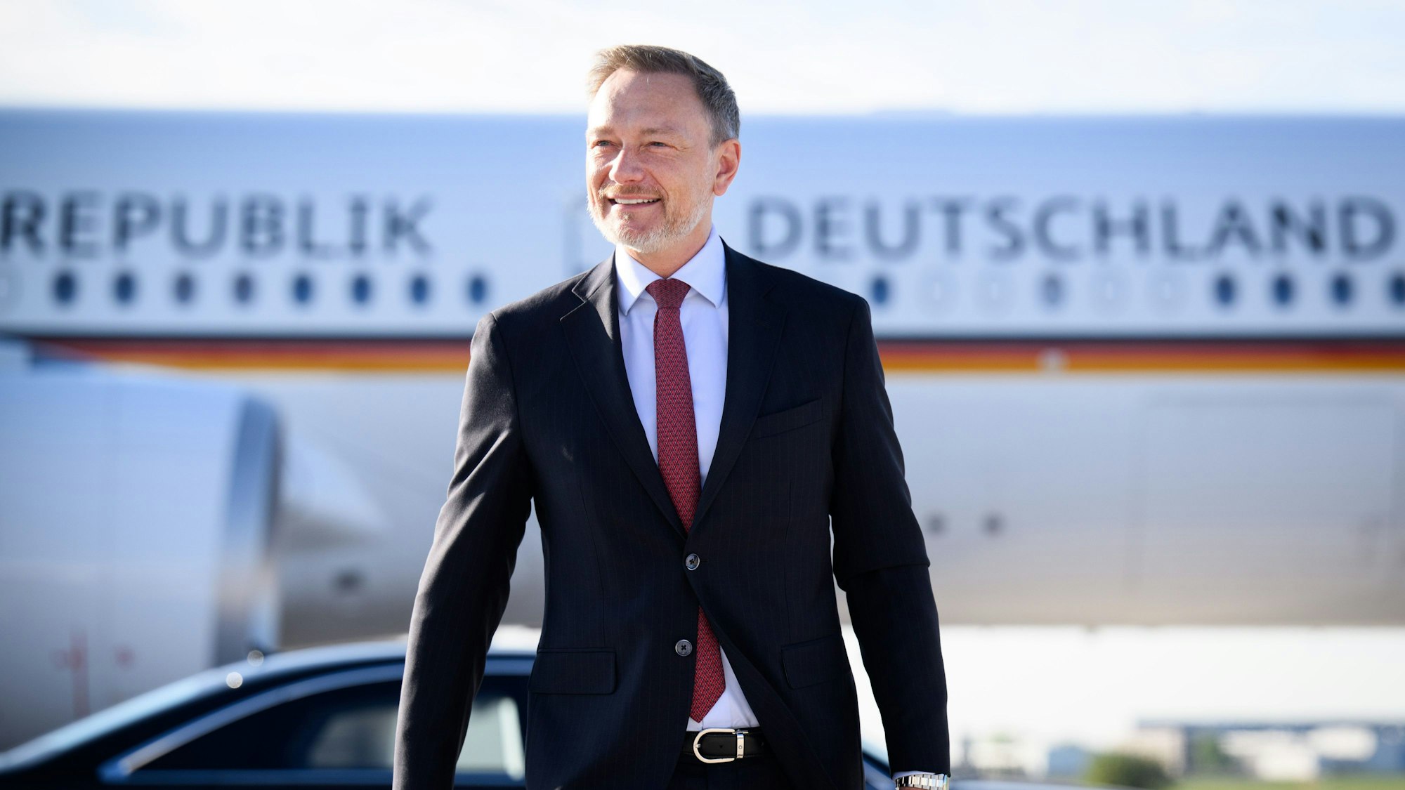 Christian Lindner steigt auf dem militärischen Teil vom Flughafen Berlin-Brandenburg in ein Flugzeug.