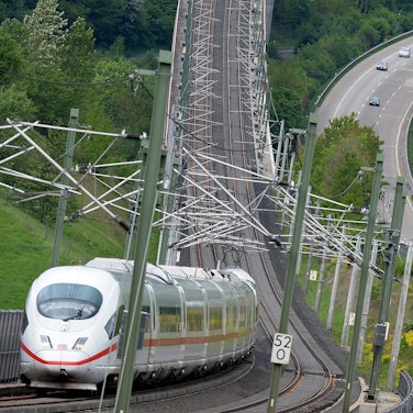 ARCHIV - 09.05.2012, Rheinland-Pfalz, Neustadt (wied): Ein ICE der Deutschen Bahn fährt auf der Hochgeschwindigkeitsstrecke zwischen Köln und Frankfurt am Main neben der Autobahn A3 über die Hallerbachtalbrücke.  (zu dpa «Schäden an ICE-Schnellfahrstrecke Köln-Frankfurt - Polizei ermittelt») Foto: Bernd von Jutrczenka/dpa +++ dpa-Bildfunk +++