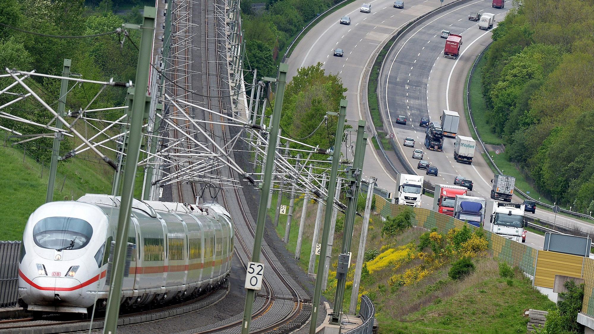 ARCHIV - 09.05.2012, Rheinland-Pfalz, Neustadt (wied): Ein ICE der Deutschen Bahn fährt auf der Hochgeschwindigkeitsstrecke zwischen Köln und Frankfurt am Main neben der Autobahn A3 über die Hallerbachtalbrücke. (zu dpa «Schäden an ICE-Schnellfahrstrecke Köln-Frankfurt - Polizei ermittelt») Foto: Bernd von Jutrczenka/dpa +++ dpa-Bildfunk +++