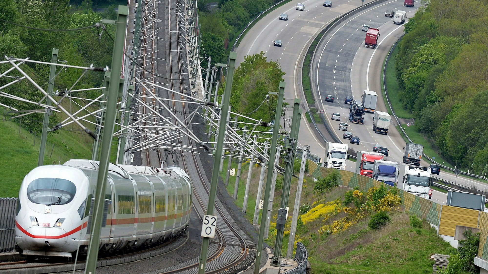 ARCHIV - 09.05.2012, Rheinland-Pfalz, Neustadt (wied): Ein ICE der Deutschen Bahn fährt auf der Hochgeschwindigkeitsstrecke zwischen Köln und Frankfurt am Main neben der Autobahn A3 über die Hallerbachtalbrücke. (zu dpa «Schäden an ICE-Schnellfahrstrecke Köln-Frankfurt - Polizei ermittelt») Foto: Bernd von Jutrczenka/dpa +++ dpa-Bildfunk +++