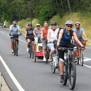 Das Bild zeigt einige Radfahrer während der Tour de Ahrtal.