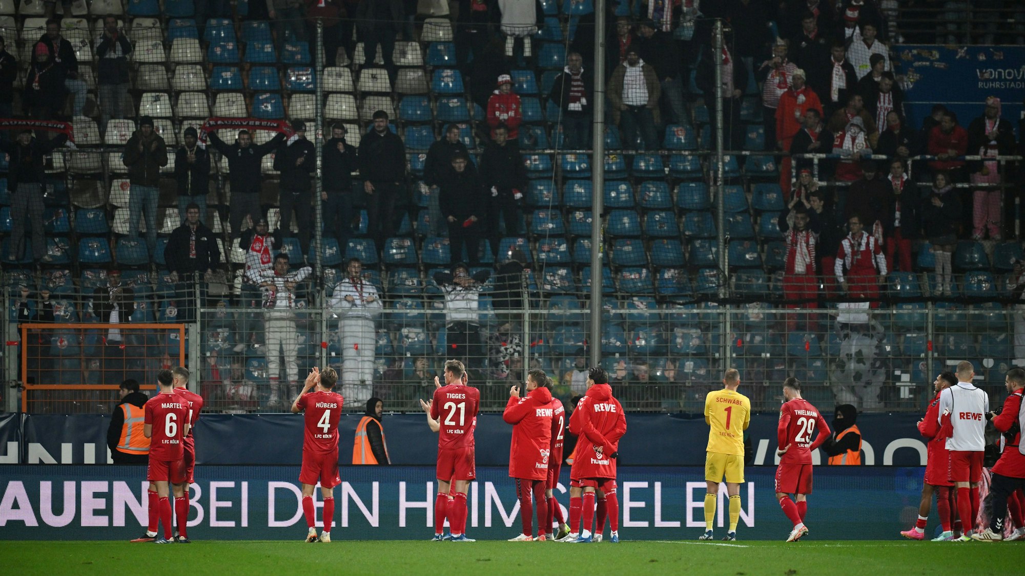 VfL Bochum gegen 1. FC Köln: Einige Plätze im Kölner Block blieben leer, nachdem die aktive Fanszene nach einem Polizeieinsatz abgereist war.