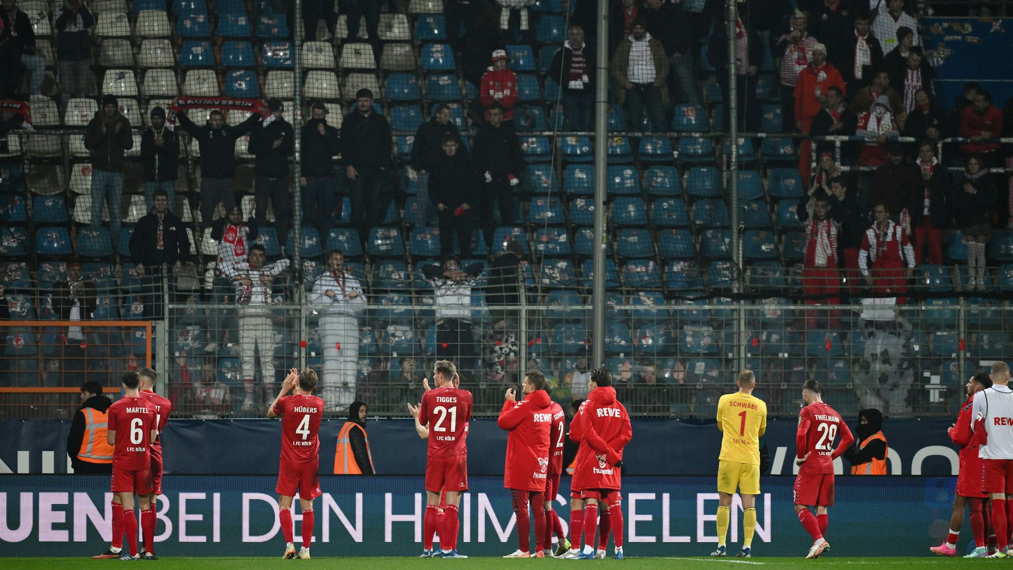 Kölns Spieler nach dem Spiel bei ihren wenigen Fans