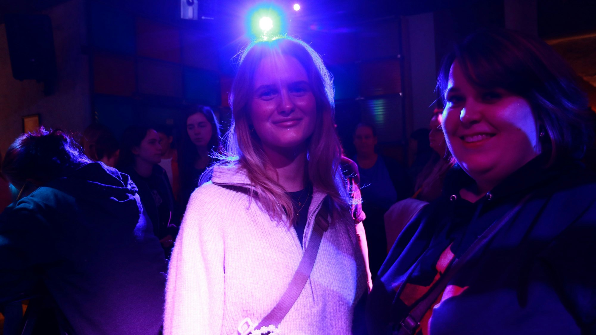 Zwei Frauen stehen nebeneinander.