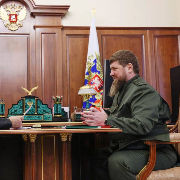 Kremlchef Wladimir Putin (l.) im Gespräch mit Ramsan Kadyrow im Kreml. Der tschetschenische Machthaber soll unheilbar krank sein – und gehört zu Putins loyalsten Gefolgsleuten. (Archivbild)