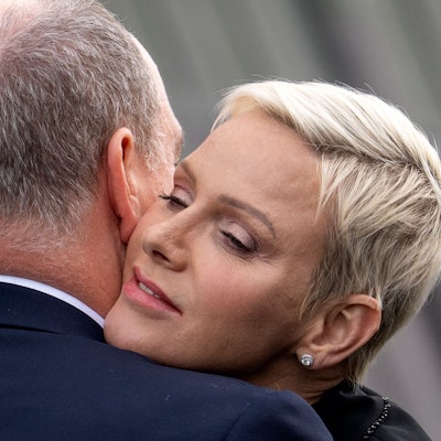 Albert II., Fürst von Monaco, und Charlene, Fürstin von Monaco, umarmen sich bei der Eröffnung einer Ausstellung.