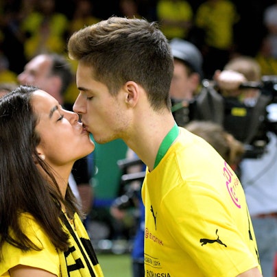 Sarah Richmond und Julian Weigl küssen sich.