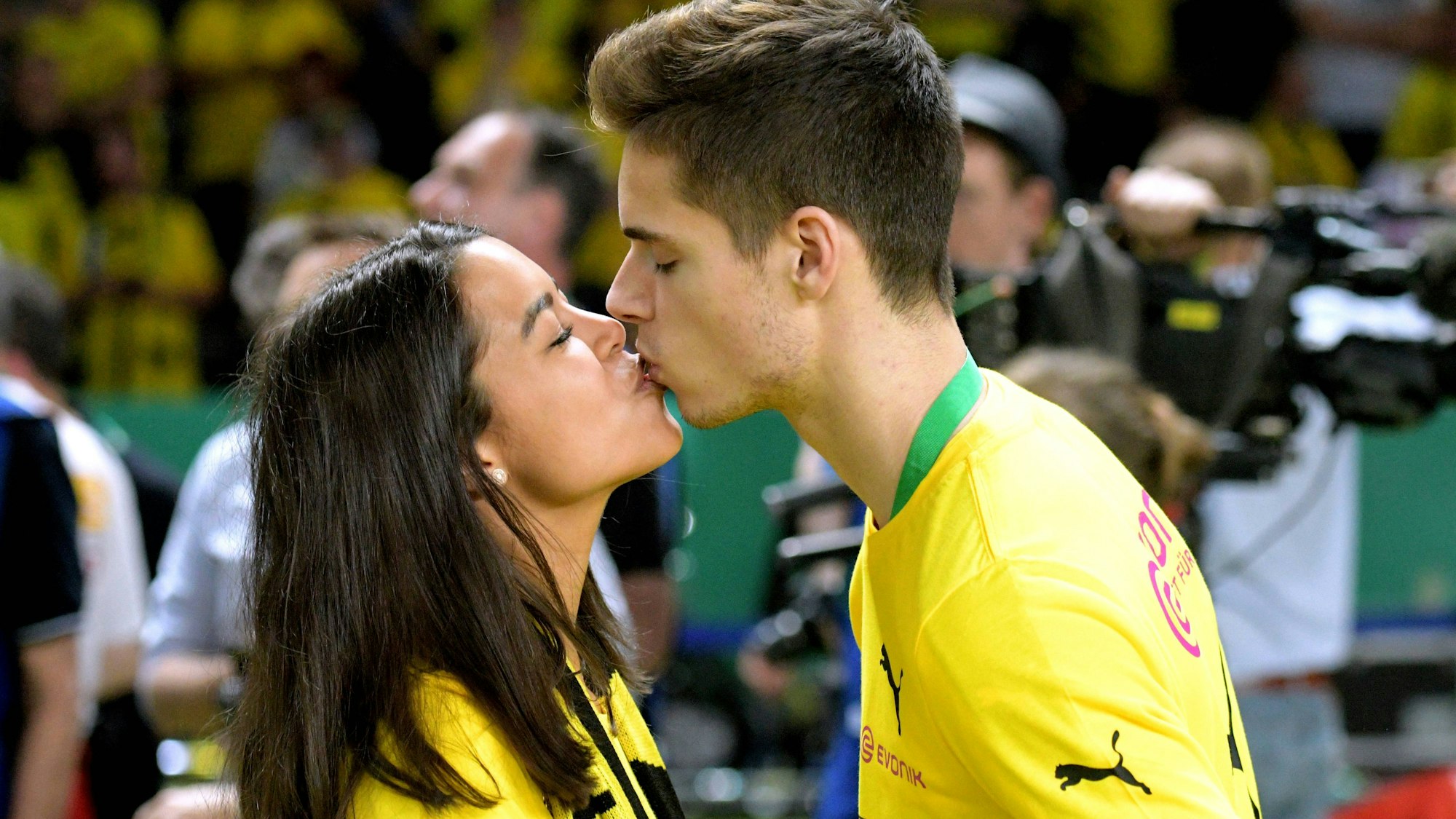 Sarah Richmond und Julian Weigl küssen sich.