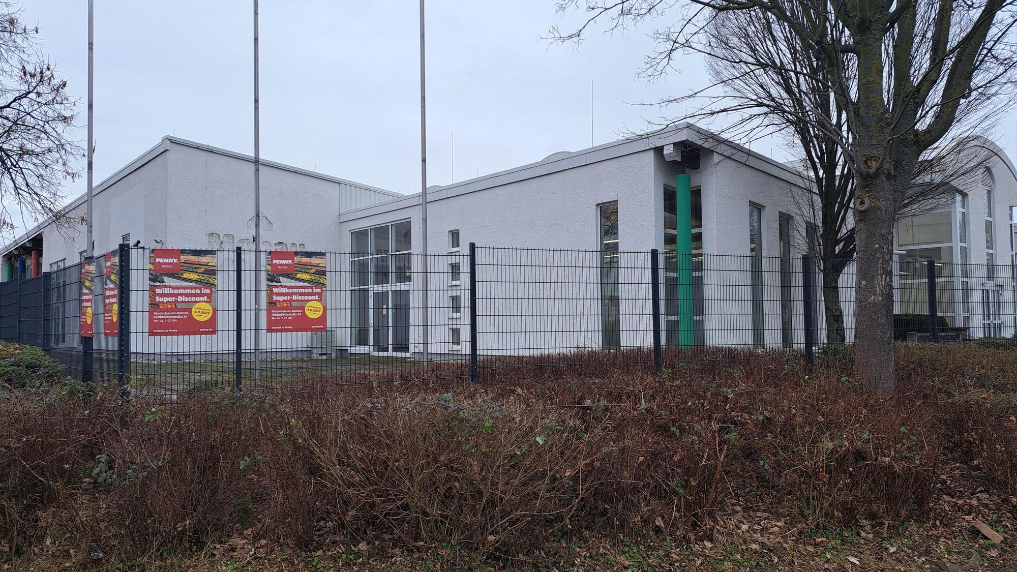 Der ehemalige Mobau-Baumarkt an der Karl-Hass-Straße wird zurzeit zur Flüchtlingsunterkunft umgebaut. Mitte Februar sollen die ersten Bewohner einziehen.