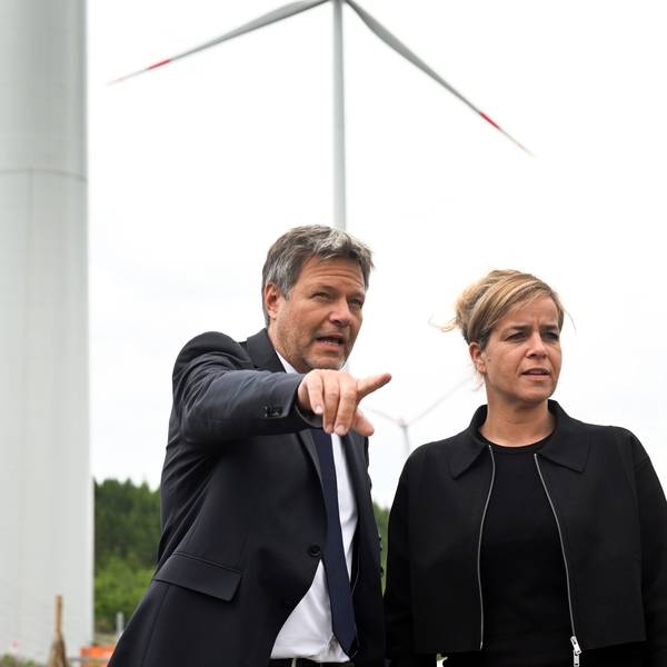 06.06.2023, Nordrhein-Westfalen, Bad Berleburg: Robert Habeck (l), Bundeswirtschaftsminister, und NRW-Wirtschaftsministerin Mona Neubaur (beide Grüne), stehen vor Windrädern zur Stromerzeugung. Die Wittgenstein Gruppe sowie der Landesverband Erneuerbare Energien NRW nehmen den seit Herbst 2022 bestehenden Wald-Windpark Arfeld mit vier Windrädern offiziell in Betrieb. Foto: Federico Gambarini/dpa +++ dpa-Bildfunk +++