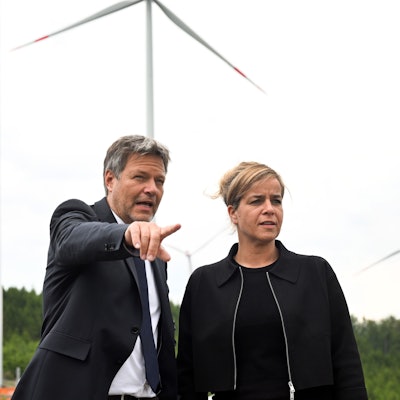 06.06.2023, Nordrhein-Westfalen, Bad Berleburg: Robert Habeck (l), Bundeswirtschaftsminister, und NRW-Wirtschaftsministerin Mona Neubaur (beide Grüne), stehen vor Windrädern zur Stromerzeugung. Die Wittgenstein Gruppe sowie der Landesverband Erneuerbare Energien NRW nehmen den seit Herbst 2022 bestehenden Wald-Windpark Arfeld mit vier Windrädern offiziell in Betrieb. Foto: Federico Gambarini/dpa +++ dpa-Bildfunk +++