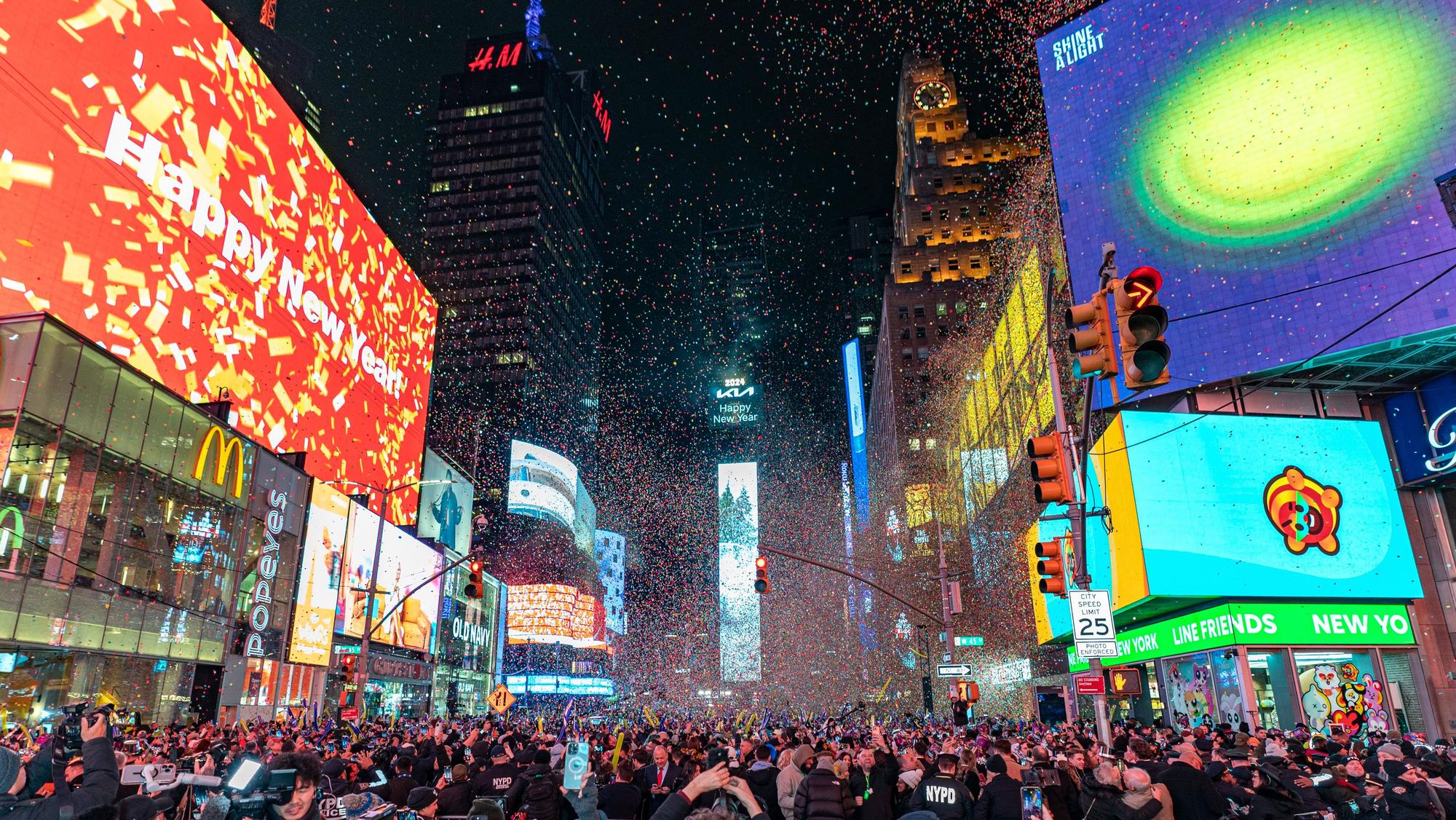 01.01.2024, USA, New York: Konfetti schwebt in der Luft nach Mitternacht bei der Silvesterfeier am Times Square in New York