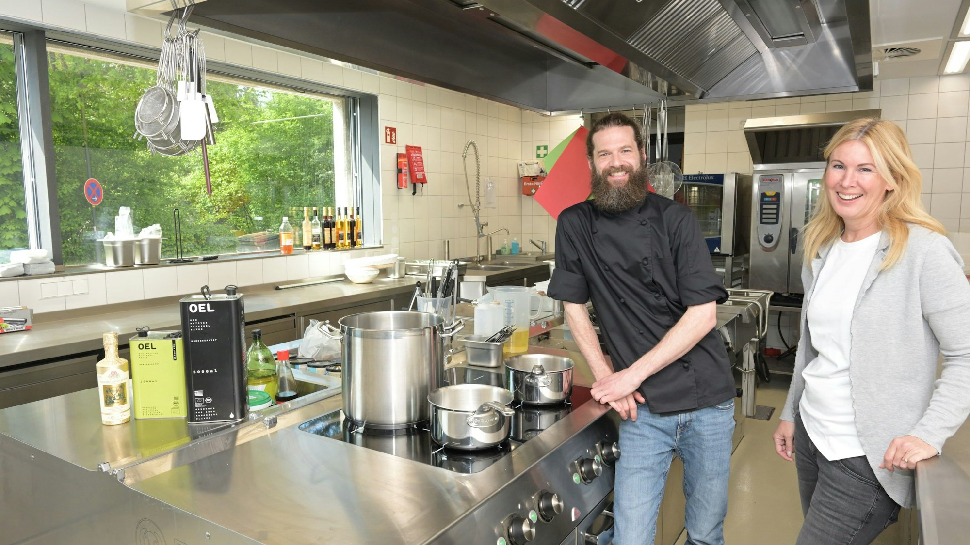 Das neue Gastronomie-Team Schloss Eulenbroich startet mit der Gaststätte „Üül“ am 1. Mai. Mit dabei sind Küchenchef Dennis Lennartz (l.) und Heike Staudacher, die mit ihrem Ehemann Thomas Füllengraben (nicht im Bild) die Gaststätte betreibt.