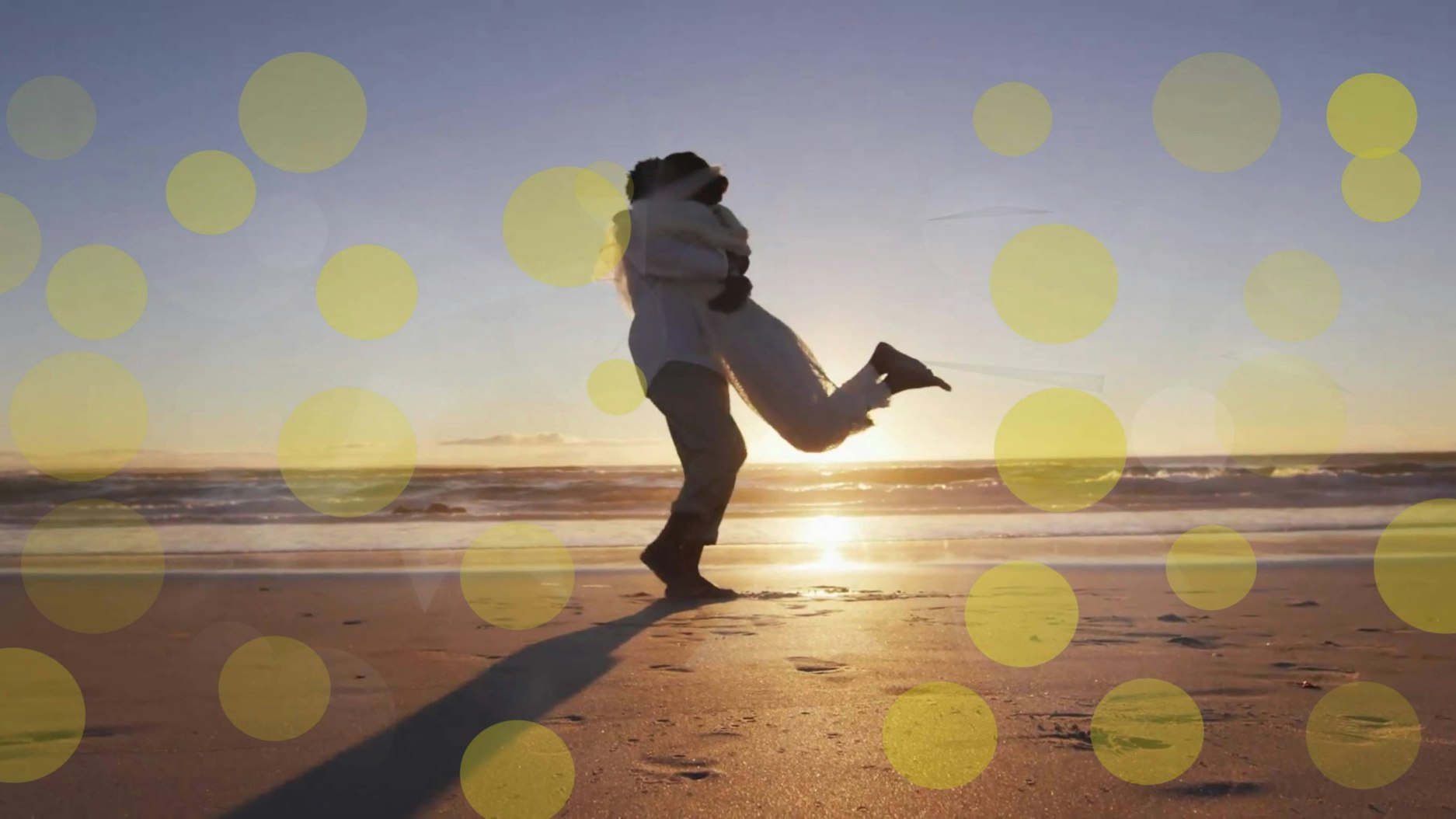 Ein Paar am Strand, dass sich umarmt.