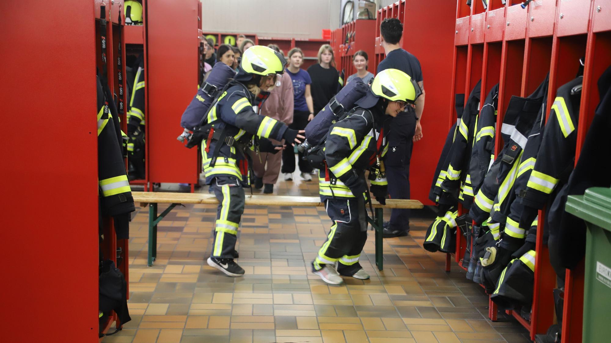Beim Girls Day in der Feuerwache Troisdorf kleideten sich die Schülerinnen in Einsatzkleidung ein und durchliefen einen Parcours.