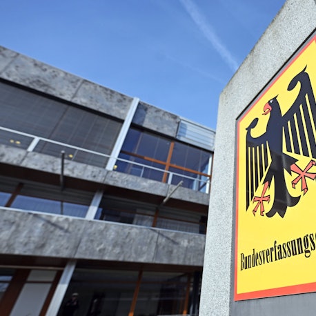 Baden-Württemberg, Karlsruhe: Ein Hinweisschild mit Bundesadler und dem Schriftzug „Bundesverfassungsgericht“, aufgenommen vor dem Bundesverfassungsgericht. (Archivbild)