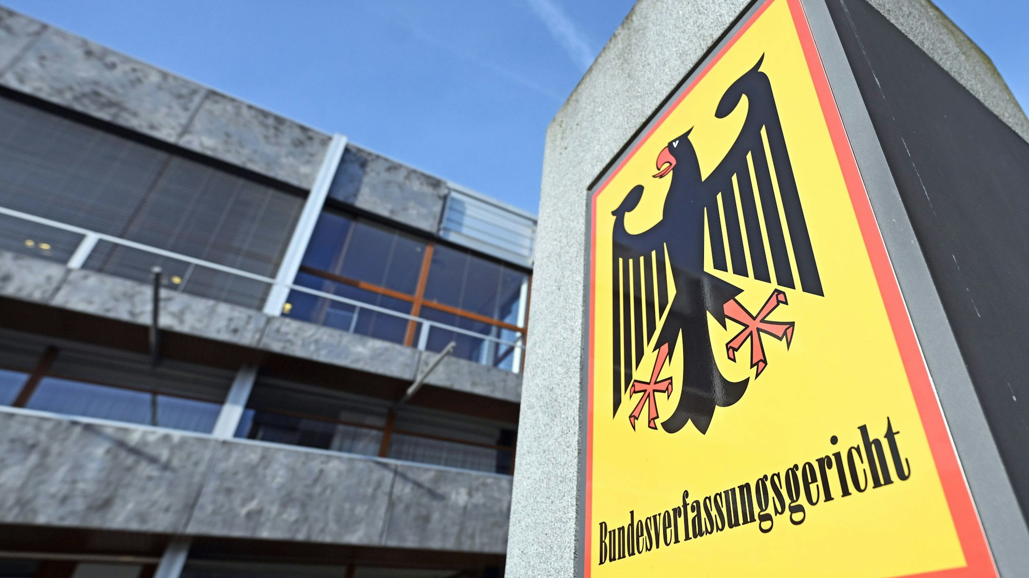 Baden-Württemberg, Karlsruhe: Ein Hinweisschild mit Bundesadler und dem Schriftzug „Bundesverfassungsgericht“, aufgenommen vor dem Bundesverfassungsgericht. (Archivbild)