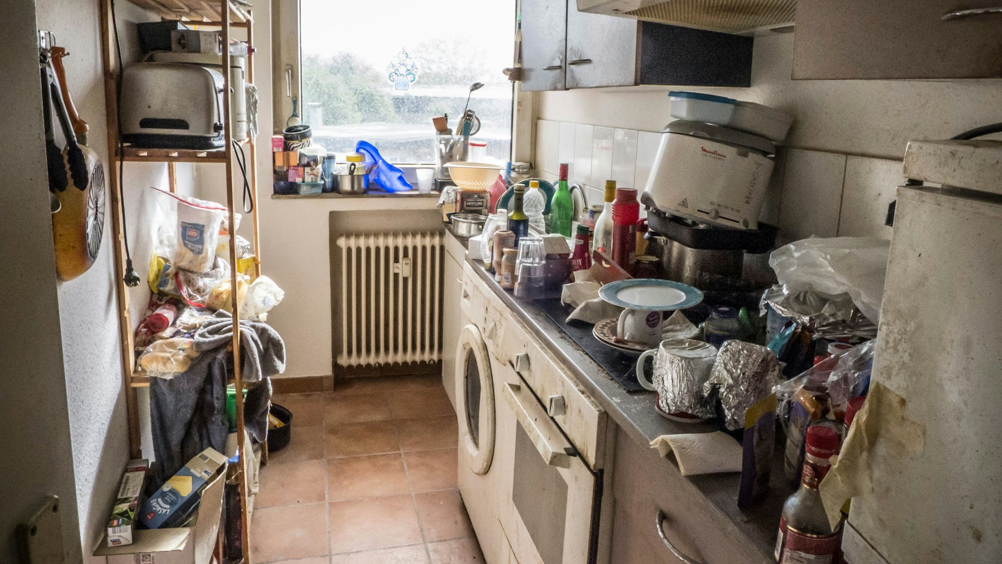Eine vermüllte Wohnung, die Mieterin ist weitergezogen. Johannes Krämer besitzt in der Straße Burgloch eine Häuserzeile (drei Eingänge). Foto: Ralf Krieger