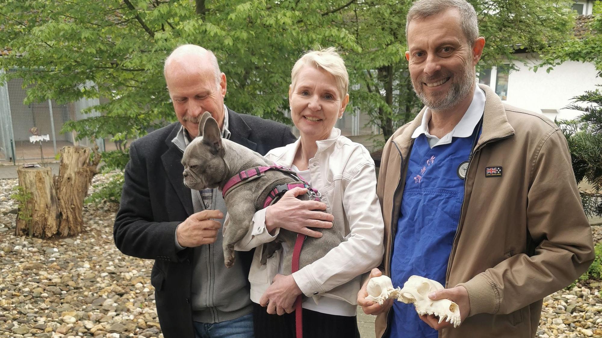 Die Tierschutzbeauftragte des Landes Nordrhein-Westfalen war zu Besuch im Tierheim Leverkusen. Von links nach rechts: Gerd Kortschlag, Leiter des Tierheims Leverkusen, Gerlinde von Dehn, NRW-Tierschutzbeauftragte, und Tierarzt Ralf Unna.
