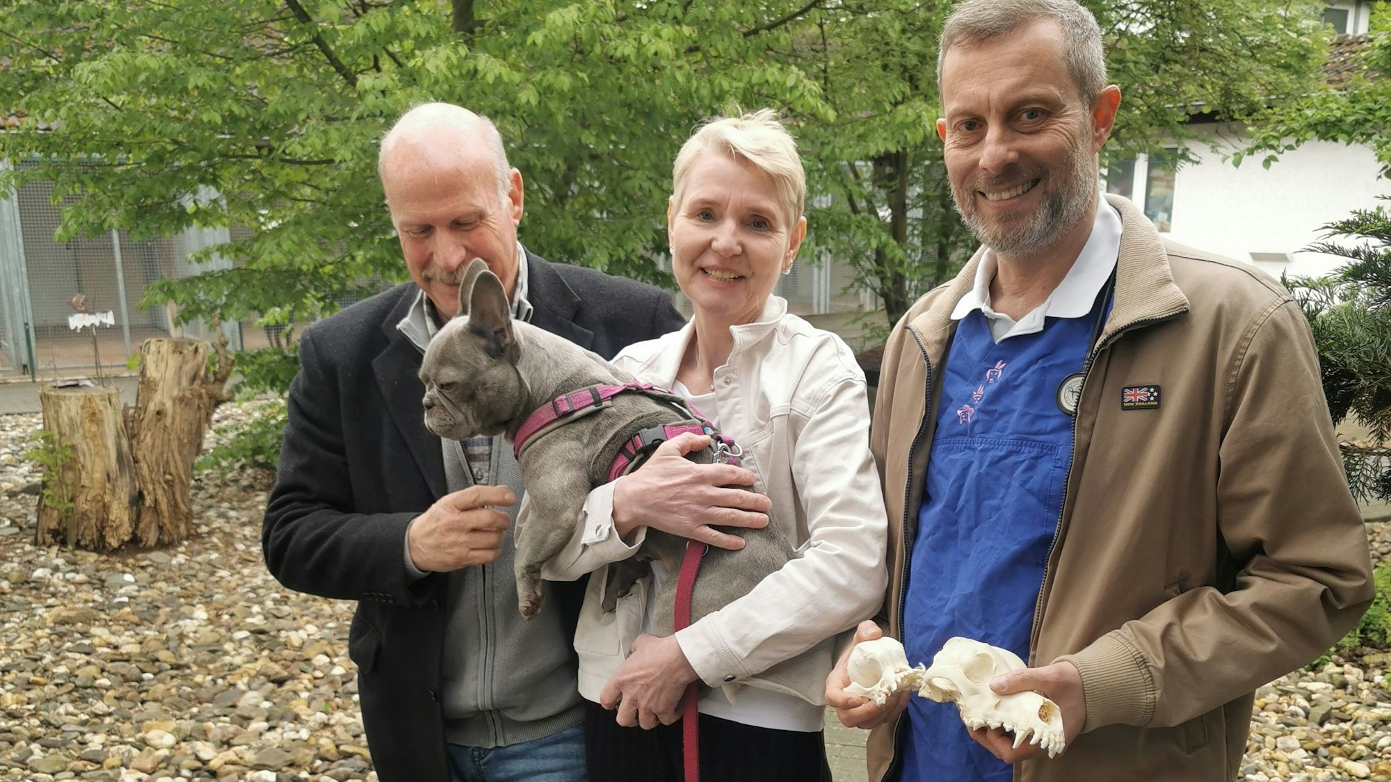 Die Tierschutzbeauftragte des Landes Nordrhein-Westfalen war zu Besuch im Tierheim Leverkusen. Von links nach rechts: Gerd Kortschlag, Leiter des Tierheims Leverkusen, Gerlinde von Dehn, NRW-Tierschutzbeauftragte, und Tierarzt Ralf Unna.