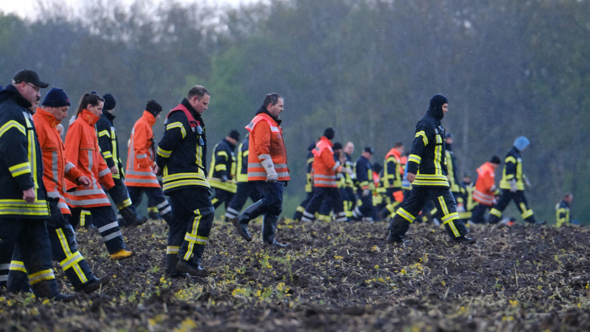 Feuerwehrleute laufen über einen Acker bei Bremervörde. Von einem vermissten sechs Jahre alten Jungen aus dem niedersächsischen Bremervörde fehlt noch immer jede Spur.