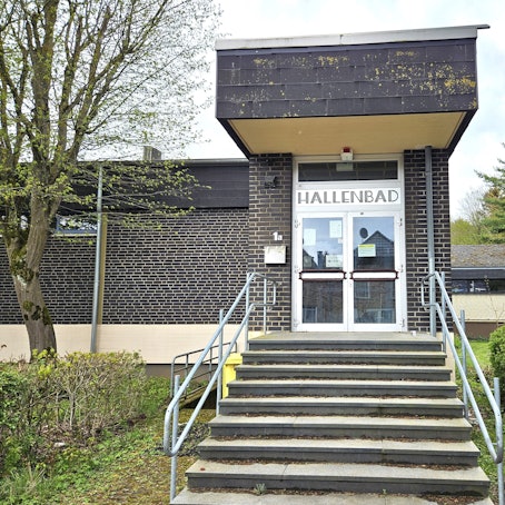 Blick auf den Eingang zum Kaller Schwimmbad.