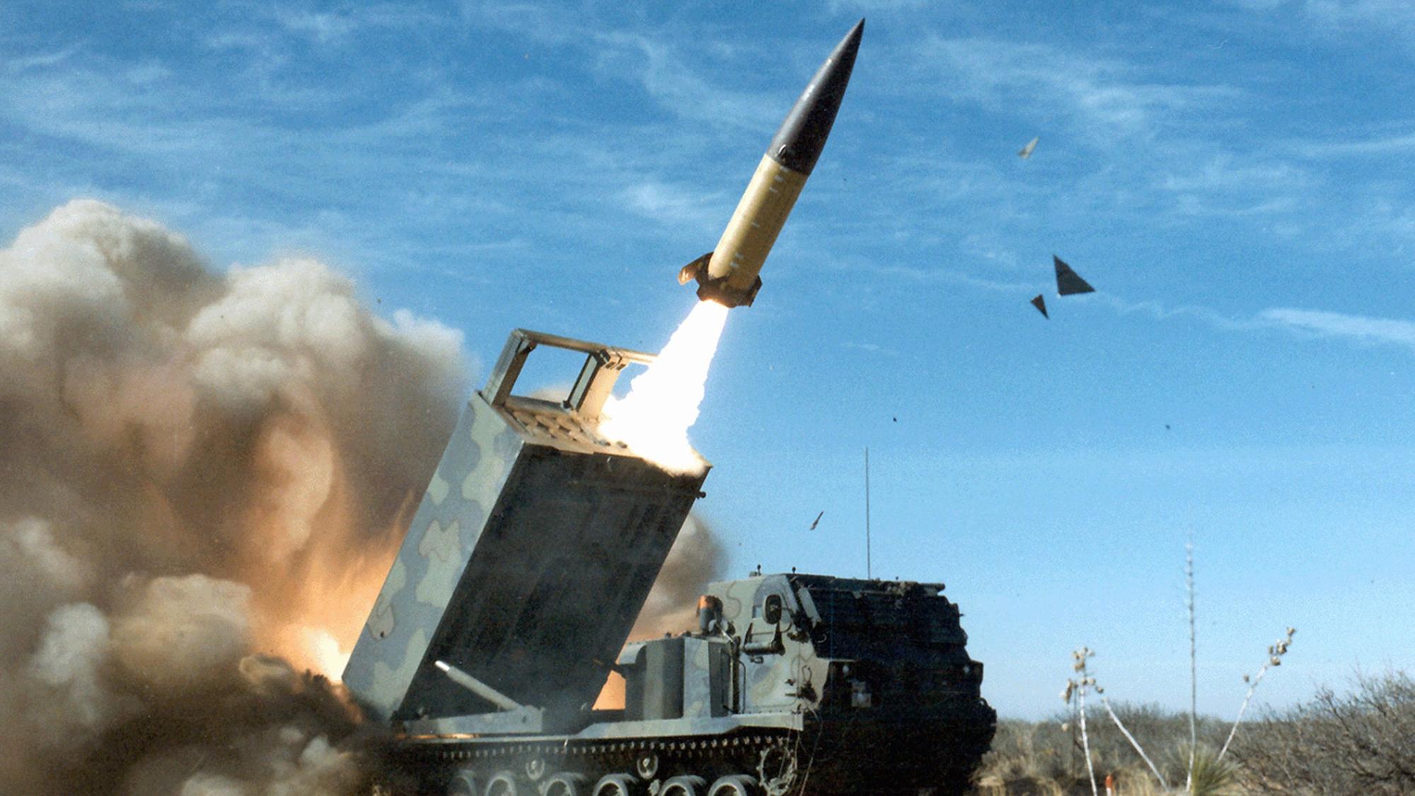 Eine ATACMS-Rakete wird bei einer Übung der US-Armee abgefeuert. Die Ukraine hat zehn der Raketen offenbar für einen Schlag gegen russische Stellungen auf der Krim eingesetzt. (Archivbild)